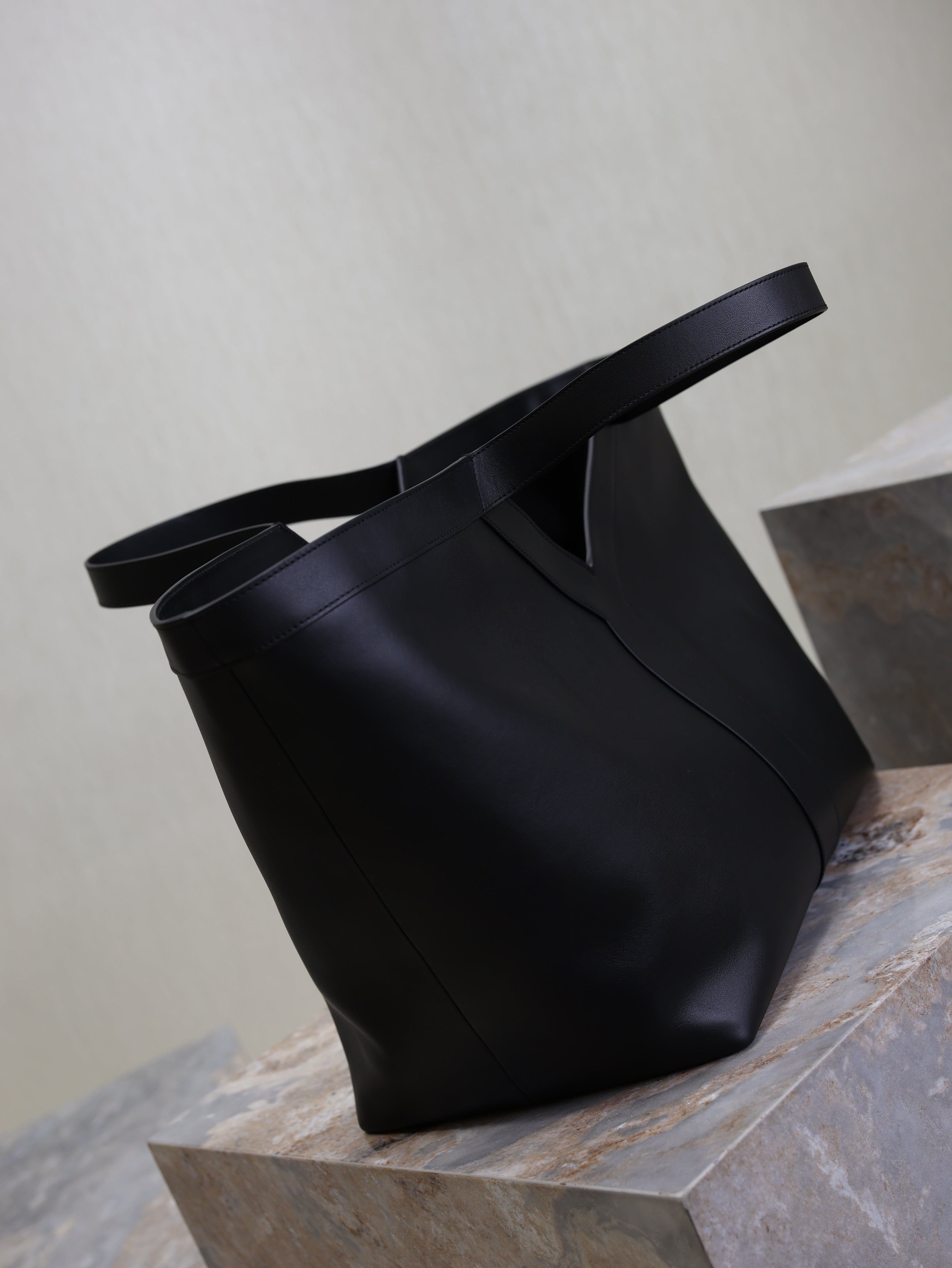YSL 25S Y TOTE 50 IN BLACK CALFSKIN GOLD HARDWRE