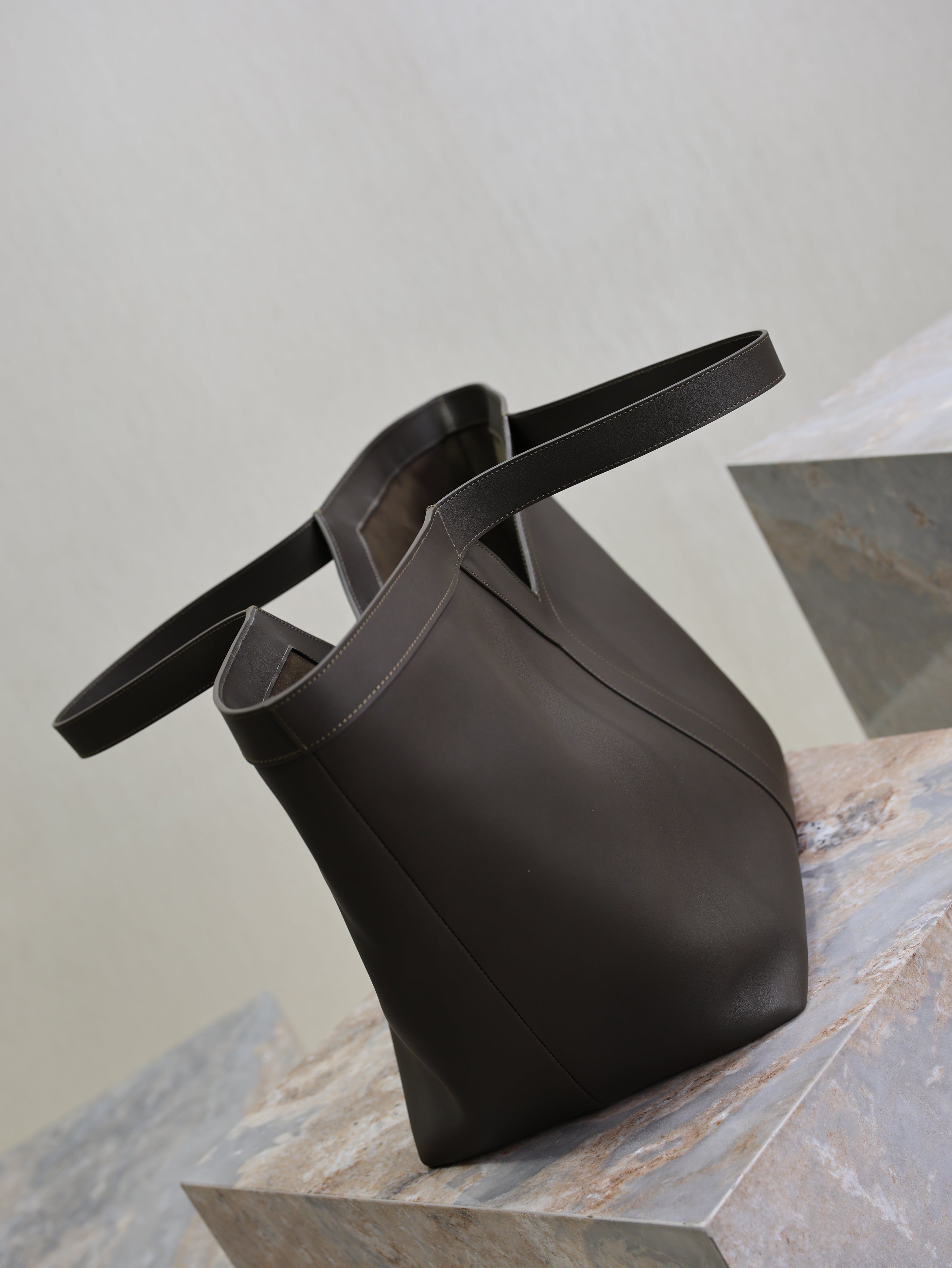 YSL 25S Y MAXI TOTE 50 IN MUTED CHARCOAL CALFSKIN GOLD HARDWRE